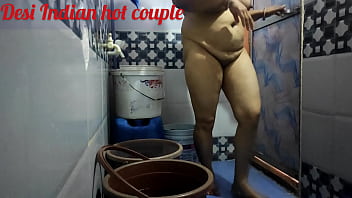 देसी सविता भाभी बाथरूम में नंगी नहाते हुए चूत में उंगली डाल डाल कर xxx porn Xvideos
